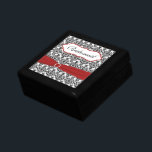 Rot, Schwarz, Weiß Damaske Trinkbox Geschenkbox<br><div class="desc">Diese individuell gestaltbare Schmuckbox aus schwarz-weißem Damast hat ein Farbband mit roten IMITATEN und eine Brosche mit Schmuck. Sie können das Wort "Bridesmaid" zu jedem Hochzeitsmitglied ändern, das Sie brauchen, wie z.B. den Namen des Empfängers, seine Monogramme, oder einfach "Danke". Wenn Sie Änderungen wünschen oder Hilfe bei der Anpassung Ihres...</div>