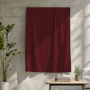 Rot-schwarze Decke – klassischer Tartan-Hüttenstil