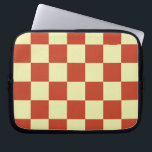 Rot und Creme kariert Laptopschutzhülle<br><div class="desc">Ein helles Kirschrot und cremefarbenes kariertes Muster,  geometrisch und einfach,  aber die Farben geben ihm ein Gefühl von whimsy & Vintag Fantasie.</div>