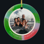 Rot und grün gestrichene Rahmen Zwei Foto Keramik Ornament<br><div class="desc">Personalisieren Sie diese Keramik Ornament mit zwei Ihrer besten Fotos und Sondertexte und geben Sie ein kunstvolles und modernes Weihnachtsgeschenk an Liebende oder behalte für sich selbst, sich an einen besonderen Augenblick in der Zeit oder eine besondere Person in Ihrem Leben zu erinnern. Jede Seite hat ein einzigartiges Foto, gerahmt...</div>