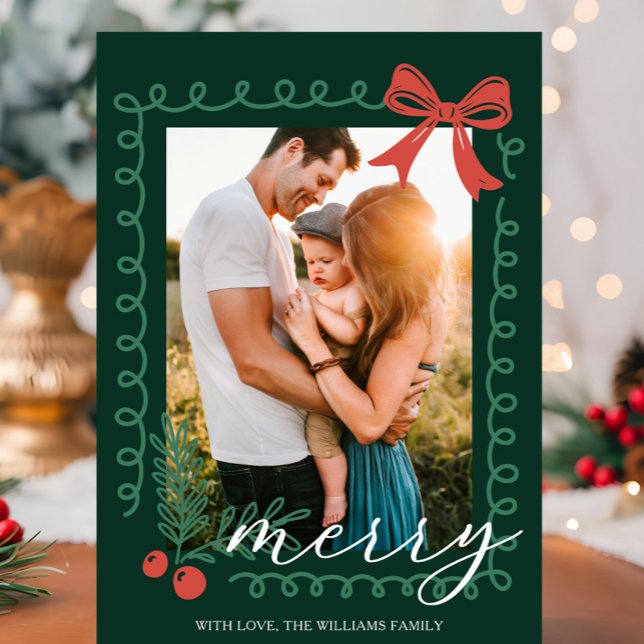 Rot und Grün von Hand Feiertagskarte (Red and green holiday card with hand drawn spiral border, holly, berries, bow, and “Merry” greeting.)