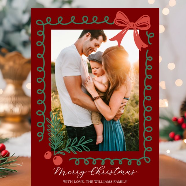 Rot und Grün von Hand Feiertagskarte (Red and green holiday card with hand drawn spiral border, holly, berries, bow, and “Merry Christmas")