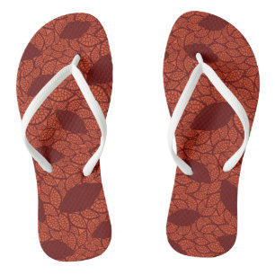 Rot verlässt Muster auf Orange Flip Flops