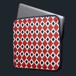 Rot, Weiß, schwarzes Diamantmuster Laptopschutzhülle<br><div class="desc">Ein klassisches Muster von roten und weißen Rautenformen. Jeder weiße Diamant enthält einen kleinen schwarzen Diamanten,  der dem ursprünglichen Design Tiefe verleiht. Digitales Bild. Copyright © 2013 Claire E. Skinner. Alle Rechte vorbehalten.</div>