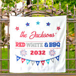 Rot weiß und GRILLEN 4. Juli Familienname Feuerwer Wandteppich<br><div class="desc">Feiern Sie den Amerikanische Unabhängigkeitstag stilvoll mit diesem patriotischen "RED,  WHITE & GRILLEN" Hintergrund. Dieser Wandteppich,  der mit kleinen Sternen,  patriotischen Feuerwerken und einem festlichen Banner dekoriert ist,  ist vollständig mit Ihrem Familiennamen und dem aktuellen Jahr anpassbar,  um Amerikas Geburtstag stilvoll zu feiern.</div>