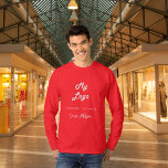 Rot-weiße Firmenzeichen T-Shirt<br><div class="desc">Ein roter T - Shirt, weißer Text. Personalisieren und fügen Sie Ihr Firmenlogo, einen Text und einen Namen, eine Unterschrift (oder löschen Sie, wenn nicht gewollt) hinzu</div>