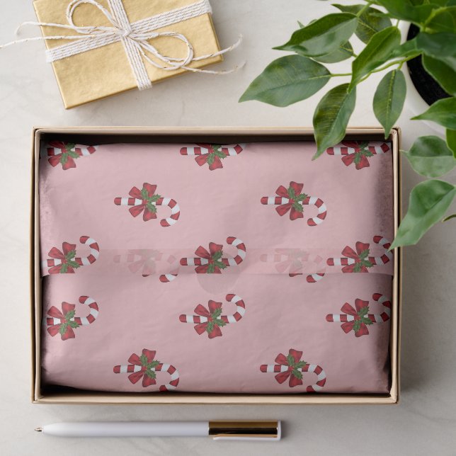 Rot-weiße Weihnachtscreme-Muster auf rosa Seidenpapier (Geschenk)
