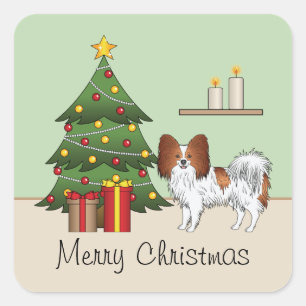 Rot-weißer Papillon-Hund neben einem Weihnachtsbau Quadratischer Aufkleber