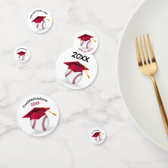 Rote Abschlussmütze auf einem Baseball Konfetti (Gruppe)