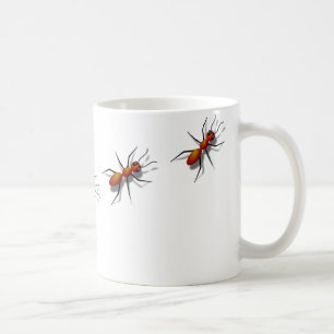 Rote Ameisen kriechen auf dir Kaffeetasse