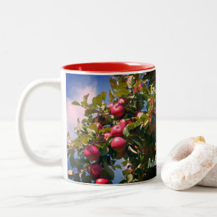 Rote Äpfel auf der Baumnatur Personalisiert   Zweifarbige Tasse