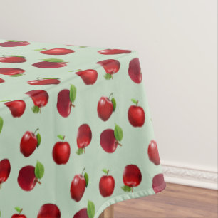 Rote Äpfel auf hellgrüner Tischdecke