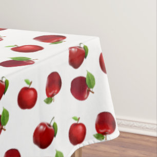 Rote Äpfel auf weißer Tischdecke