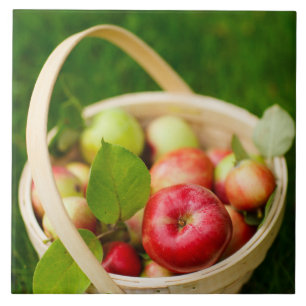 Rote Äpfel in einem Korb Fliese