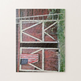 Rote Barenttore mit Fahne und Orchard Ladder