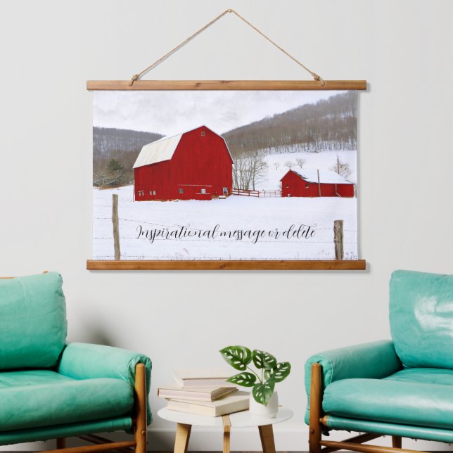 Rote Bauernhöfe im Winter Wunderland Wandteppich Mit Holzrahmen (Wohnzimmer)