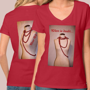 Rote Beads auf Mannequin Kokett Chic Fashion T-Shirt
