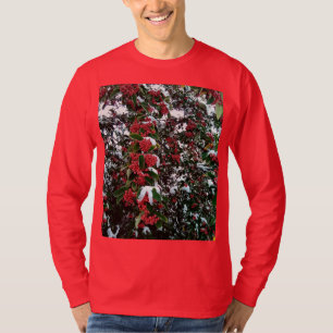 Rote Beeren, schneebedeckt T-Shirt