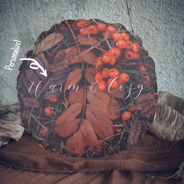 Rote Beeren und braune Herbstblätter Rundes Kissen (Von Creator hochgeladen)