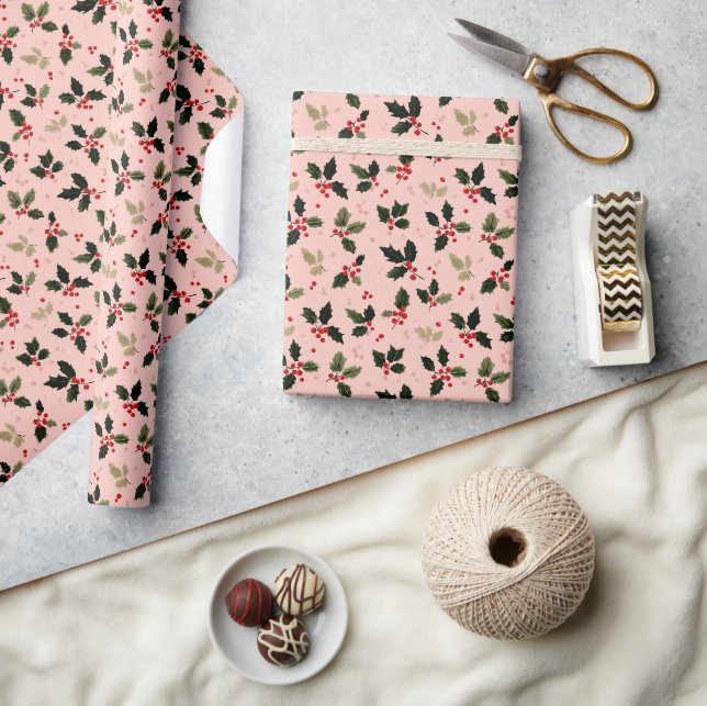 Rote Beeren und Stechpalme auf Rosa Geschenkpapier (Kunsthandwerk)