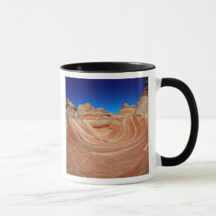 Rote, beige und gelbe Streifen im Wind und Tasse