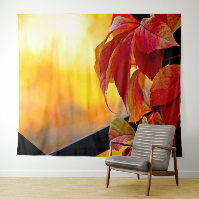 Rote Blätter, Gartengrille, gelber Hintergrund Wandteppich (Beispiel (Horizontal))