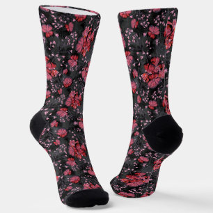 Rote Blume auf schwarz-grauem Hintergrund. Socken