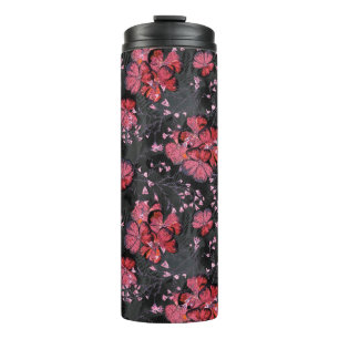 Rote Blume auf schwarz-grauem Hintergrund. Thermosbecher