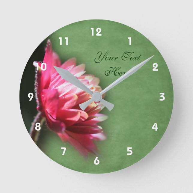 Rote Blume bei Sonnenlicht Personalisiert Runde Wanduhr (Vorderseite)
