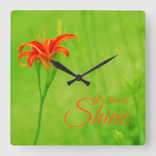 Rote Blume "Es ist Zeit zu leuchten" Quadratische Wanduhr