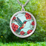 Rote Blume Hummingbird Versilberte Kette<br><div class="desc">Auf dieser hübschen Halskette ist ein atemberaubendes Bild eines Kolibri neben einer Gruppe roter Blume. Die Farben des Kolibris sind blau grün und rot,  was die Blume und den hellblauen Hintergrund ergänzt. Elegant,  hell und farbenfroh! Stellen Sie sicher,  dass Sie die passenden Ohrringe und Schlüsselanhänger in unserem Shop sehen.</div>