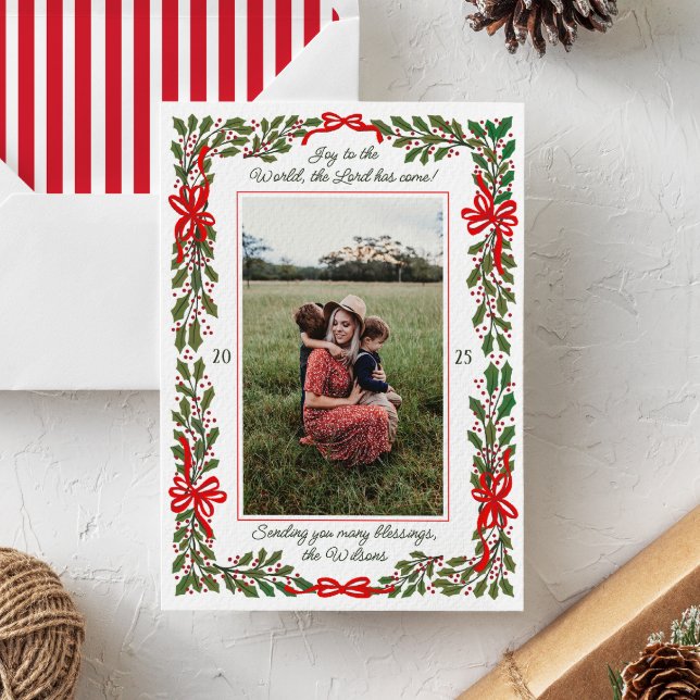 Rote Bows und Holly Garland Weihnachten im ersten  (festive holly garland and red bows surround a family portrait photo on this modern Christmas card)