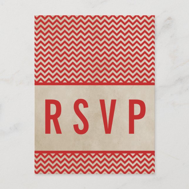 Rote Chic Chevron RSVP Postkarte (Vorderseite)