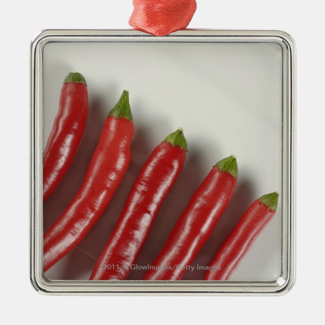 Rote Chili-Paprikaschoten Ornament Aus Metall (Vorne)