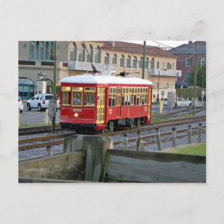 Rote elektrische Straßenbahn auf Gleisen Postkarte