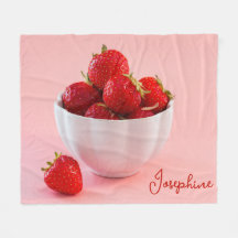 Rote Erdbeeren in einem rosafarbenen Foto mit Name