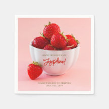 Rote Erdbeeren in einer Schüssel Sommerbrunch Gebu