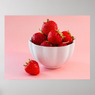 Rote Erdbeeren in weißer Schüssel auf rosa Foto Poster