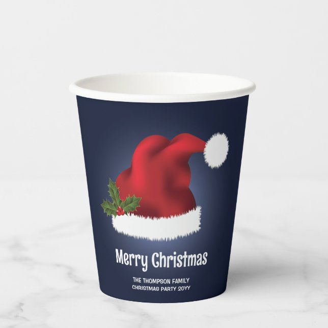 Rote festliche Weihnachtsmannmütze auf Blau mit be Pappbecher (Vorderseite)