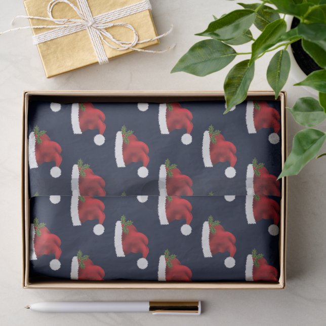 Rote festliche Weihnachtsmannmütze auf blauem Must Seidenpapier (Geschenk)