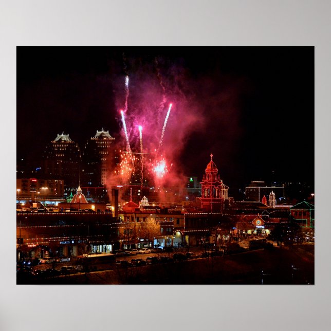 Rote Feuerwerke über dem Kansas City Plaza Lights Poster (Vorne)