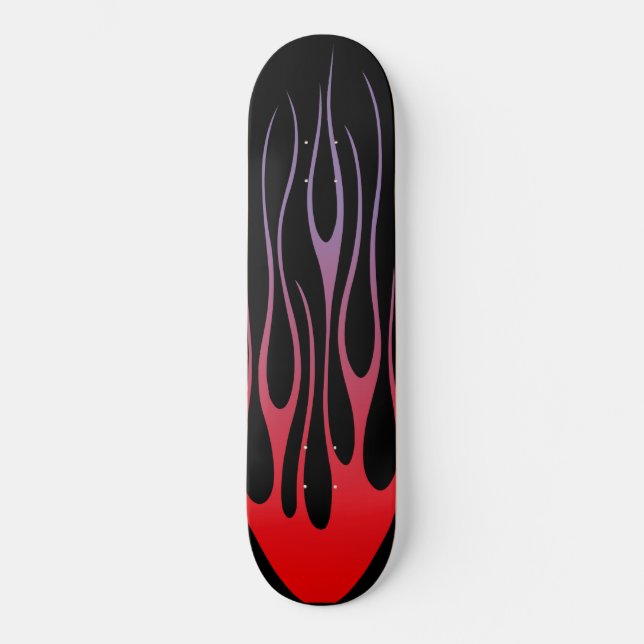 Rote Flammentribole auf schwarzem Hintergrund Skateboard (Vorderseite)