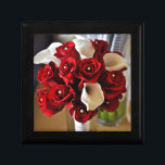 Rote Flora Moderne Elegante Blume Erinnerungskiste<br><div class="desc">Diese wunderschöne Romantische Rote Flora Moderne Elegante Blume mit Goldballakzenten und White Calla Lily Blume Bouquet Design hat eine passende Kollektion im Angebot.</div>