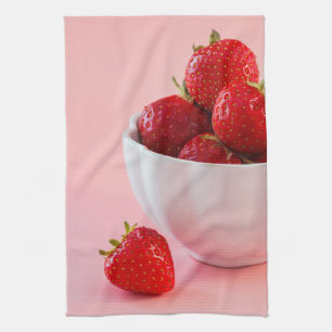 Rote frische Erdbeeren in einer weißen Schüssel au Geschirrtuch