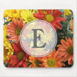 Rote, gelbe, orangefarbene Blume im Herbst. Mousepad