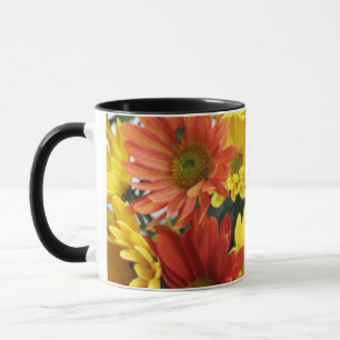 Rote, gelbe, orangefarbene Blume im Herbst. Tasse