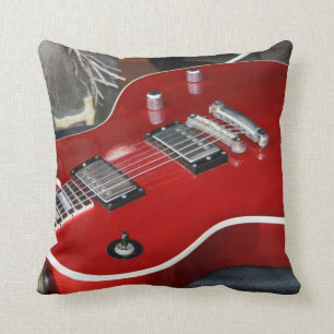 Rote Gitarre auf Ampere Kissen