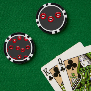 Rote glänzende Lippen auf Grau Pokerchips