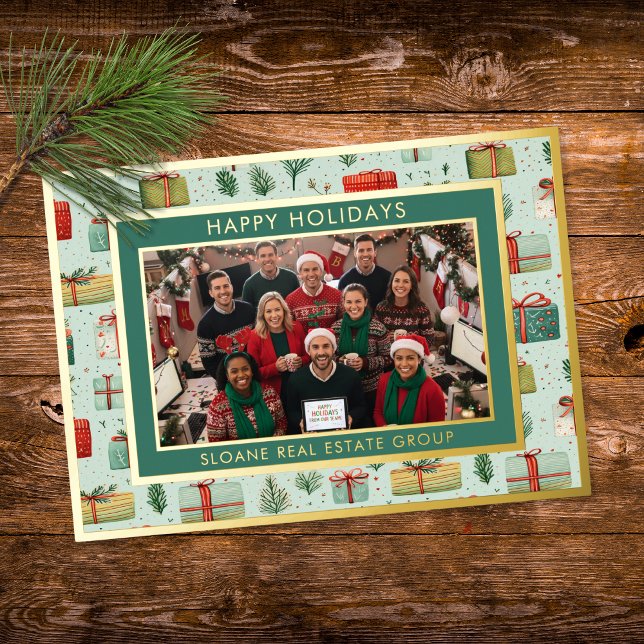 Rote grüne fantastische Geschenke Frohe Feiertage  (Red Green Whimsical Gifts Happy Holidays Photo Foil Holiday Card)