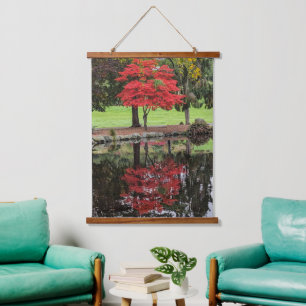 Rote Herbstblätter im Teich Wandteppich Mit Holzrahmen